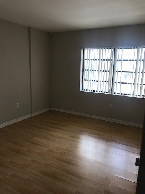 Building Photo - 10411 N Kendall Dr