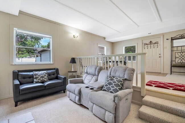 Building Photo - 631 Clover Ln