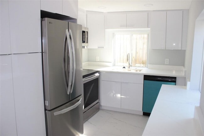 Building Photo - 522 SE 20th Ct