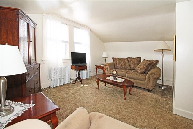 Building Photo - 563 Aquidneck Ave