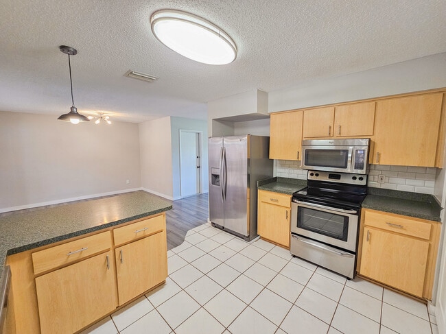Building Photo - 608 Tangerine Dr