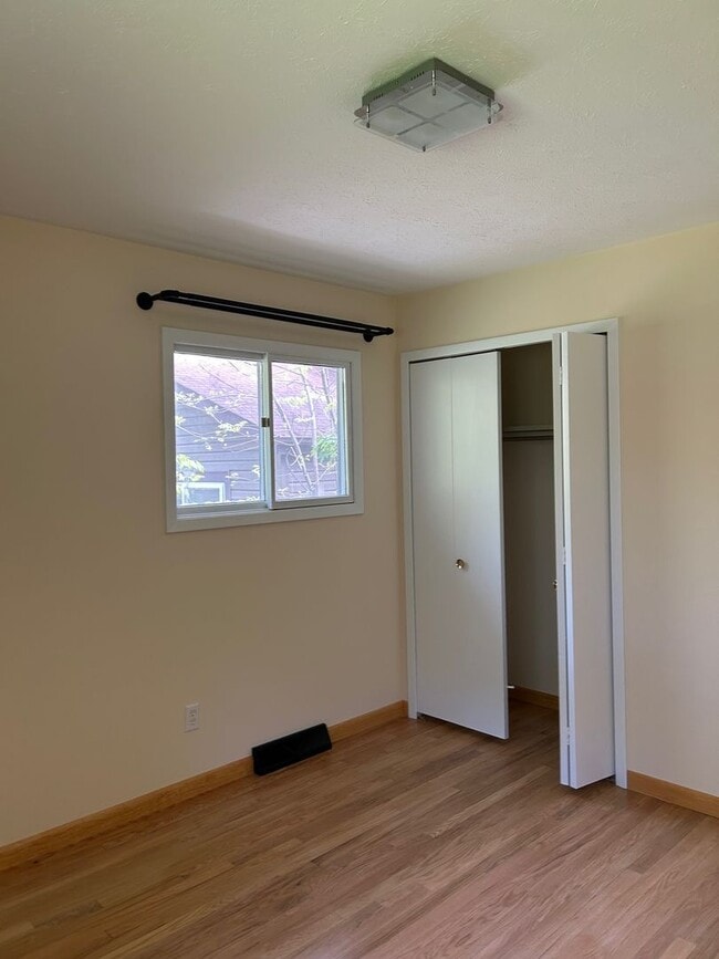 Building Photo - 3 Bedrooms One Floor Ranch House with 2 car attached garage in Lyndhurst