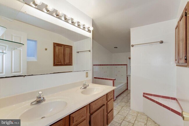 Building Photo - 2310 Cool Spring Rd