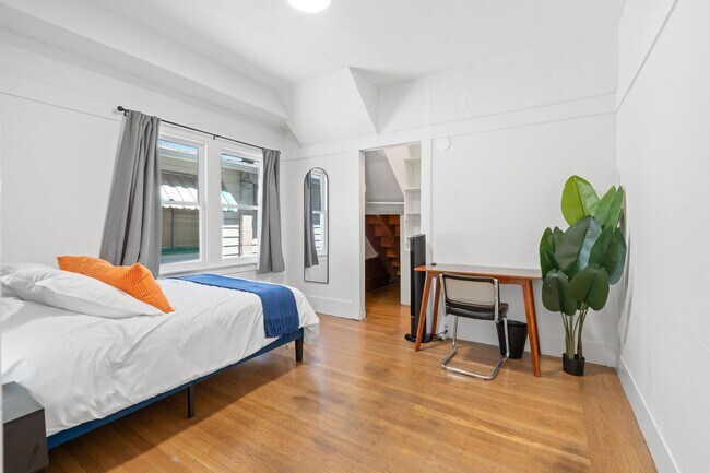 Building Photo - REMODELED HUGE BRIGHT 2400sf 4BR/3.5BA Havenscourt Split Level Home w Cottage AVAIL NOW