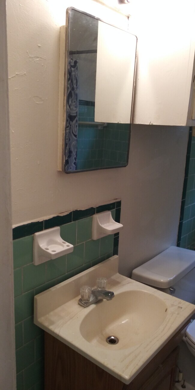 bath room - 2712 Berry St