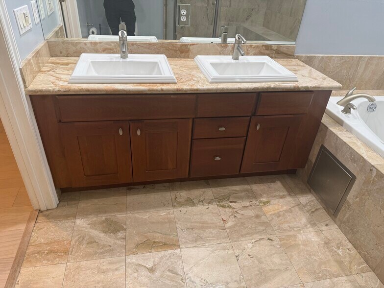 Building Photo - 1417 S Westgate Ave