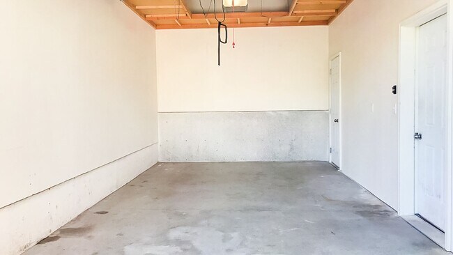 Building Photo - Beautiful 4 bedroom 3 bath townhouse w/att...