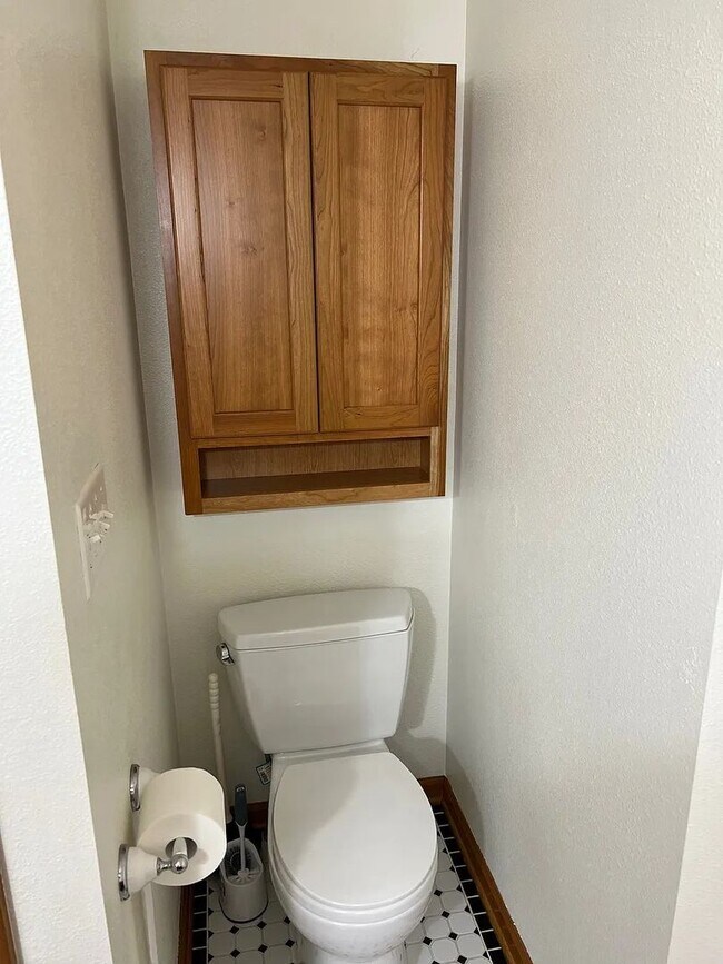 Building Photo - CUSTOM 3BD 2.5BA HARDWOOD FLOORS THROUGHOUT
