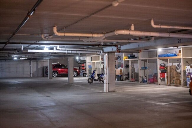 Building Photo - 830 E Elm Dr