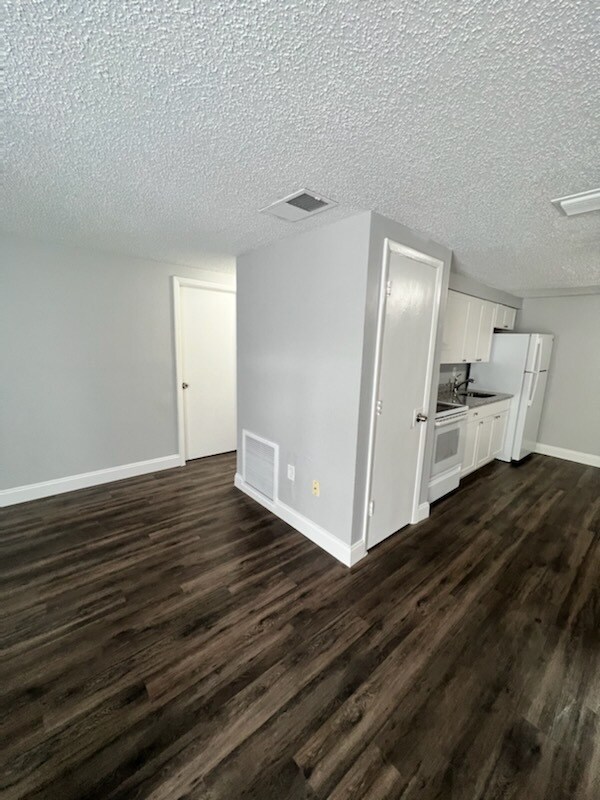 Building Photo - 1003 34th Ave W