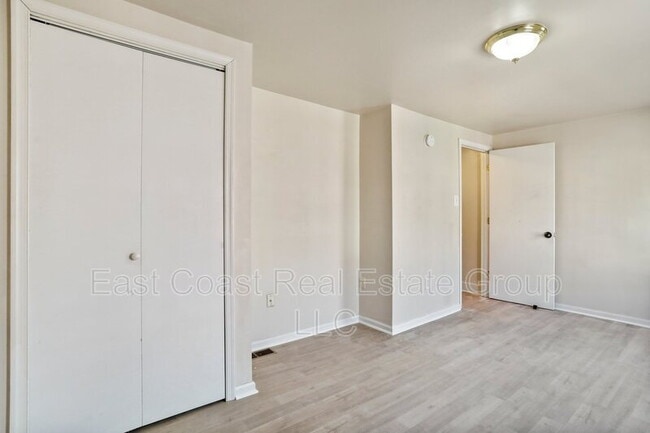 Building Photo - 2 Bedroom, 1 Bath, Central Air Conditioning, Washer Dryer in unit.