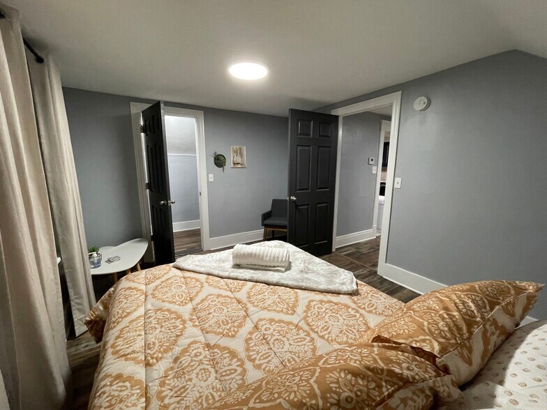 Bedroom 1 with walkin closet - 4034 Bailey Ave