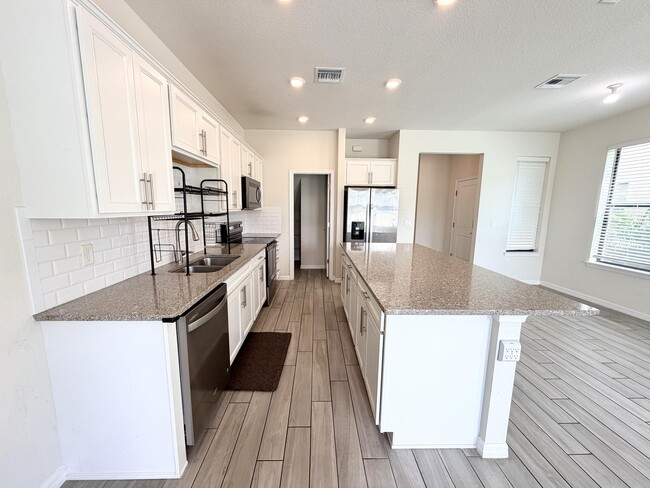 Building Photo - 2800 Troubadour St