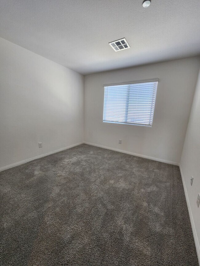 Building Photo - Charming 3BR/2.5BA Home in Las Vegas – Uti...