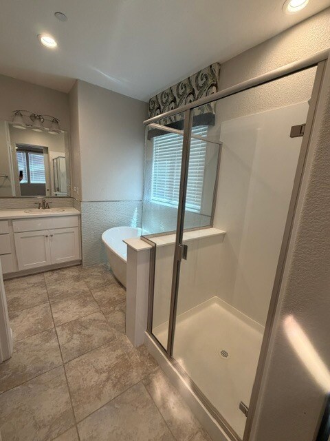 Building Photo - Gorgeous 3 Bedroom 3 Bathroom Plus Loft Area Home
