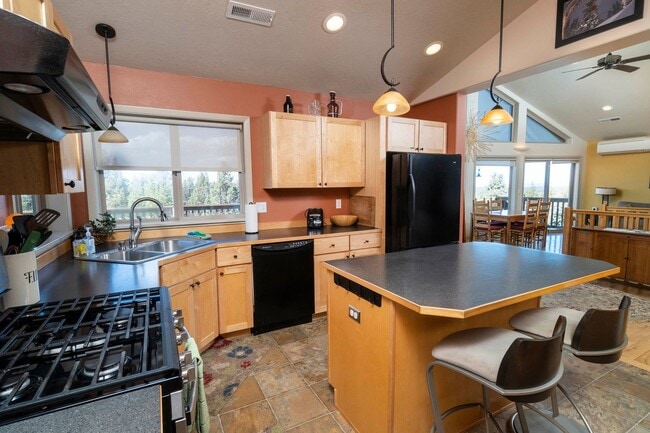 Building Photo - Beautiful Home in the Country with Views, ...