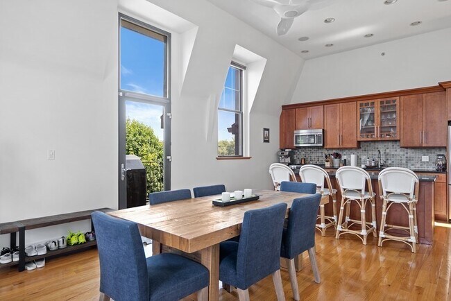 Building Photo - 517 E 6th St