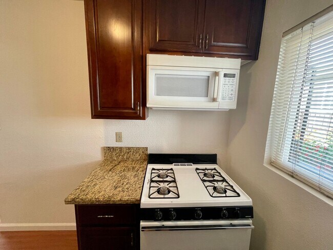 Building Photo - $500 OFF 1ST MONTHS RENT!!! 1 Bedroom 1 Ba...