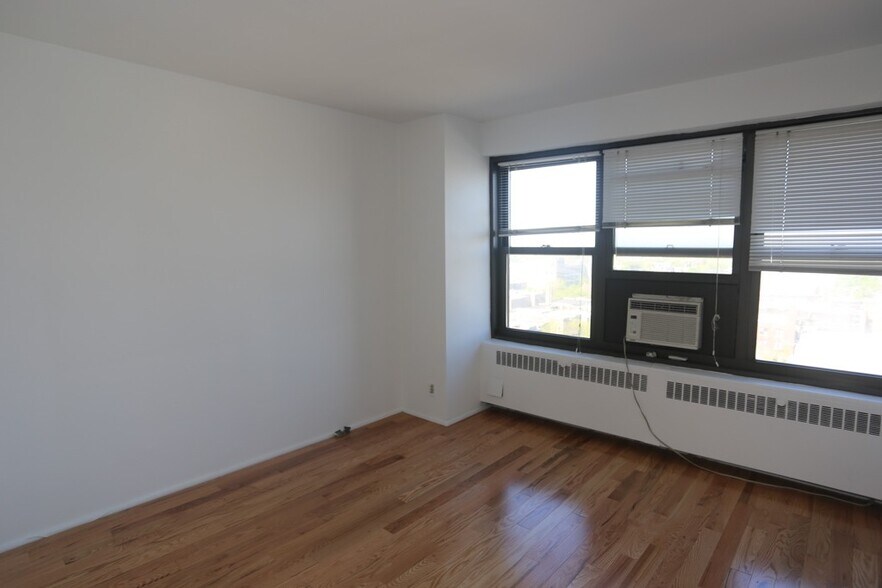 Building Photo - 6118 N Sheridan Rd