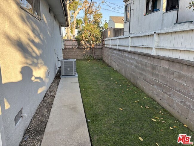 Building Photo - 366 1/2 E Hillsdale St