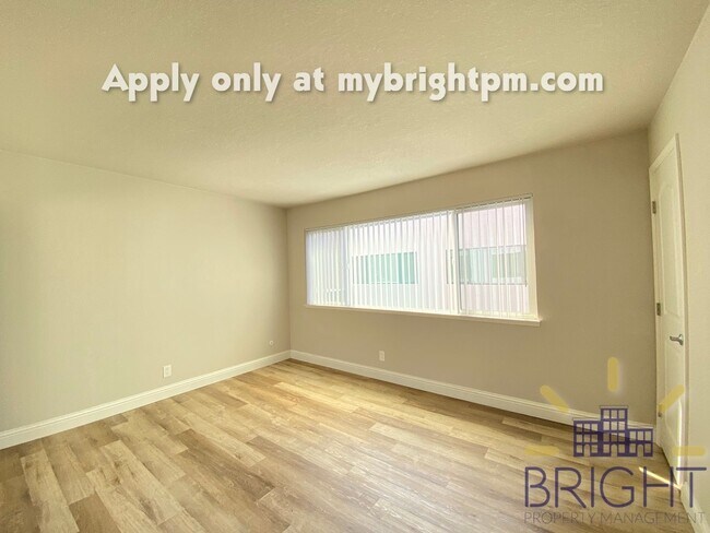 Building Photo - Recently Renovated 2 Bedroom 1 Bath, Two-Level Apartment-Great Midtown location!