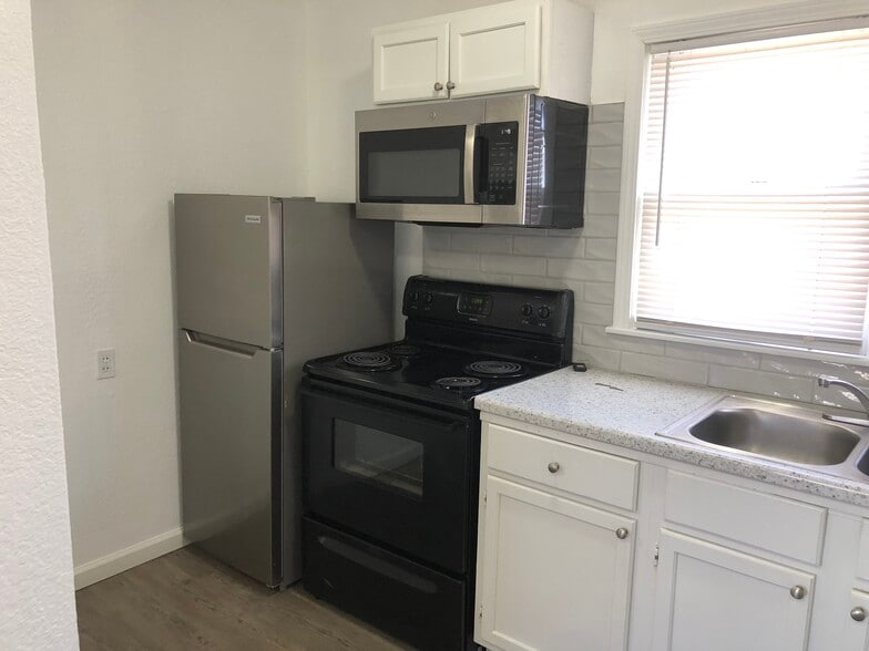 Building Photo - 1928 N Hood St