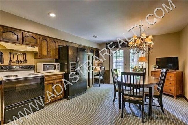 Building Photo - Beautiful Duplex in Olathe-Available in JU...