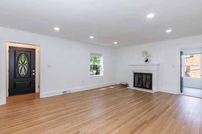 Building Photo - Sheek Updated Home With Pool!