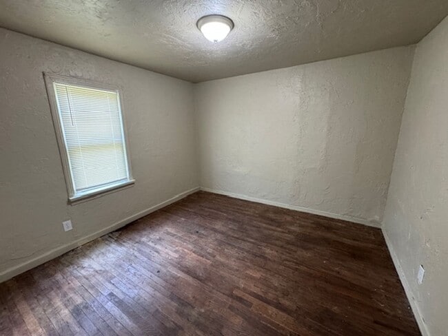 Building Photo - 2 bed 1 bath in OKC! New paint and ready f...