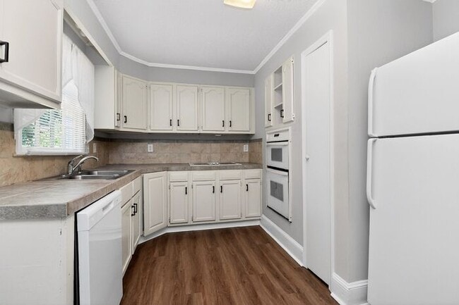 Building Photo - 3BD/2BA Single Family Home on Large Lot!
