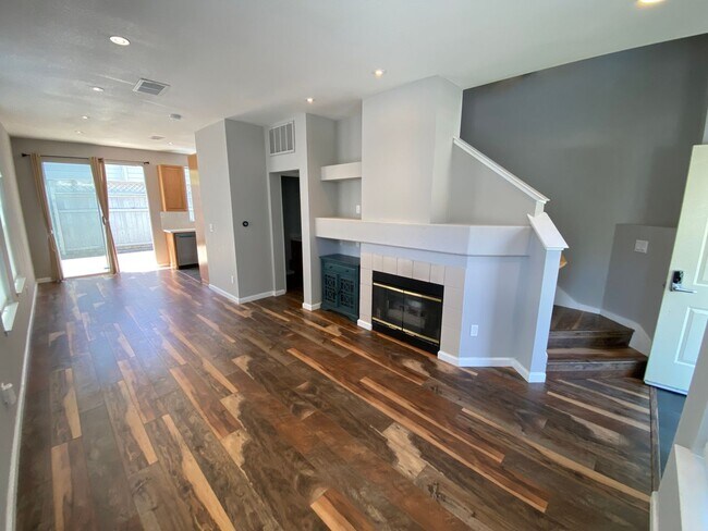 Building Photo - ALMADEN LAKE - Updated townhome with centr...