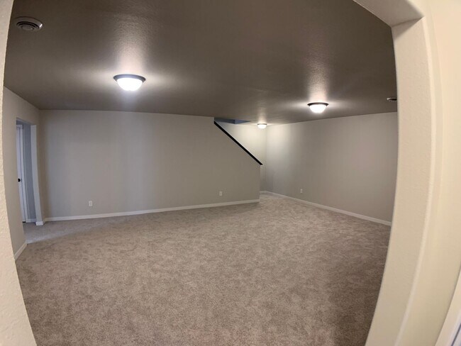 Building Photo - 4 Bed 3 Bath Single Family Home
