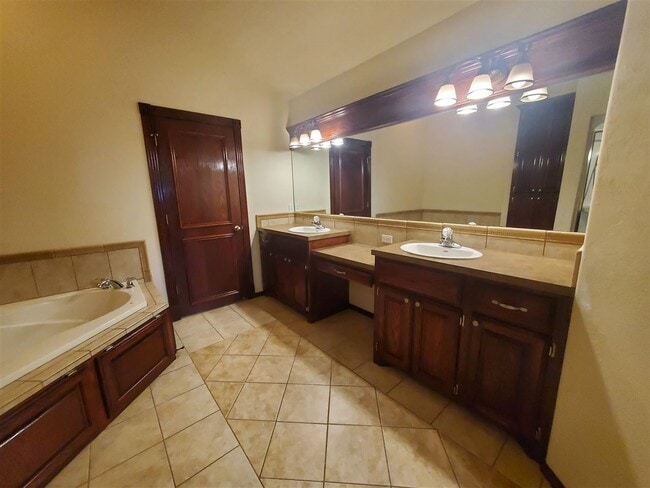 Building Photo - 2802 NE Scottsdale Cir