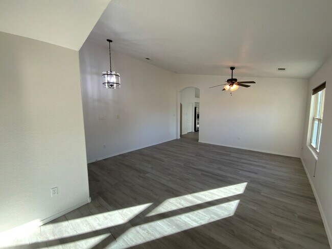 Building Photo - 4 Bedroom Single Story Home Available in C...