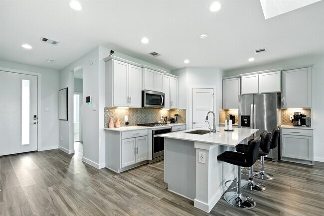 Building Photo - 14245 Lake Lodge Dr