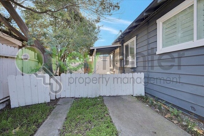 Building Photo - 246 Santiago Ave