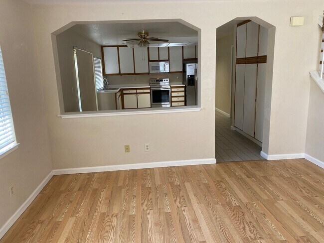 Building Photo - AVAILABLE NOW!! 4br 3ba