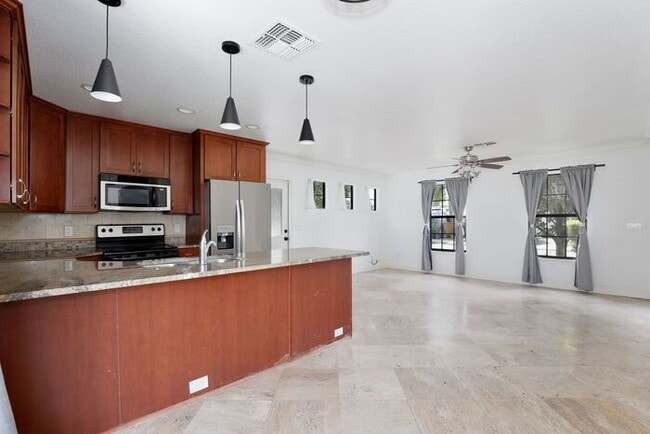 Building Photo - Lovely 3/2.5 Spacious Home with a Large Backyard in an Unbeatable Location near Downtown Orlando!