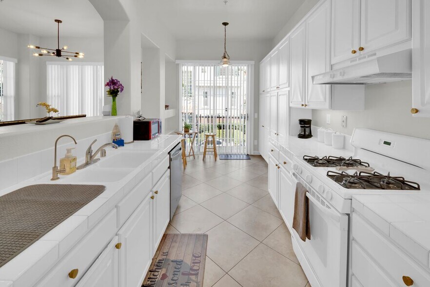 Building Photo - 2850 Ballesteros Ln