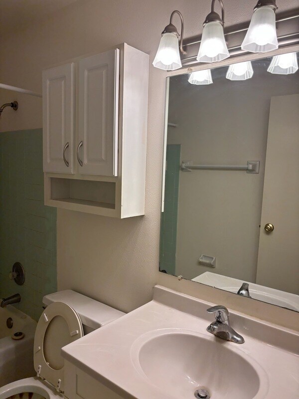 Building Photo - 134 E Johnson St