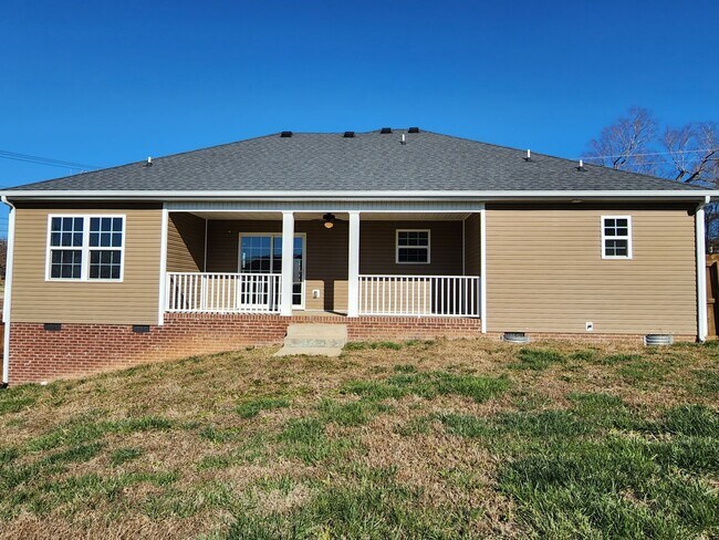 Building Photo - $1650 - 3 Bedroom 2 Bath Ranch Home
