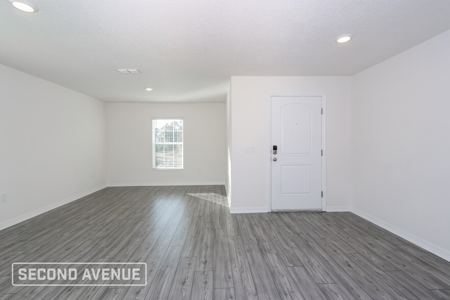 Building Photo - 3399 Lakeland Ave