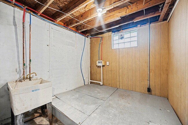 Building Photo - 12 Linwood Ave