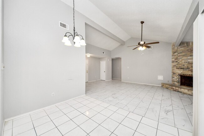 Building Photo - 527 Oakdale Dr