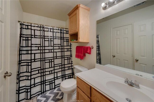 Building Photo - GREAT 3 Bedroom, 3 Bathroom Close to Everything!!