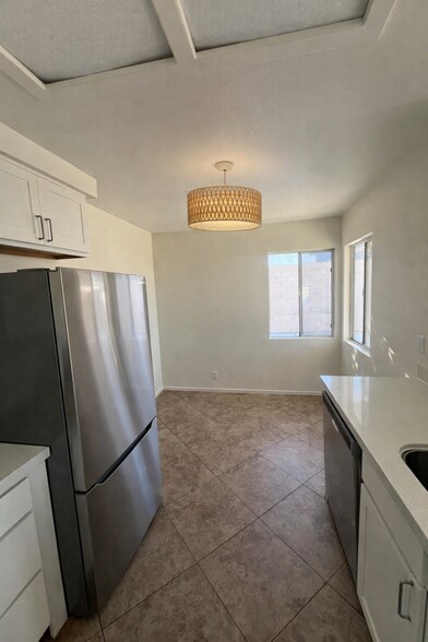 Building Photo - 53755 Avenida Diaz