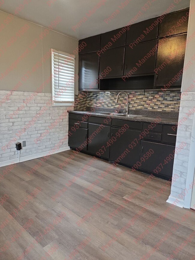 Building Photo - Great 3 bed 2 bath with AC close to everything!