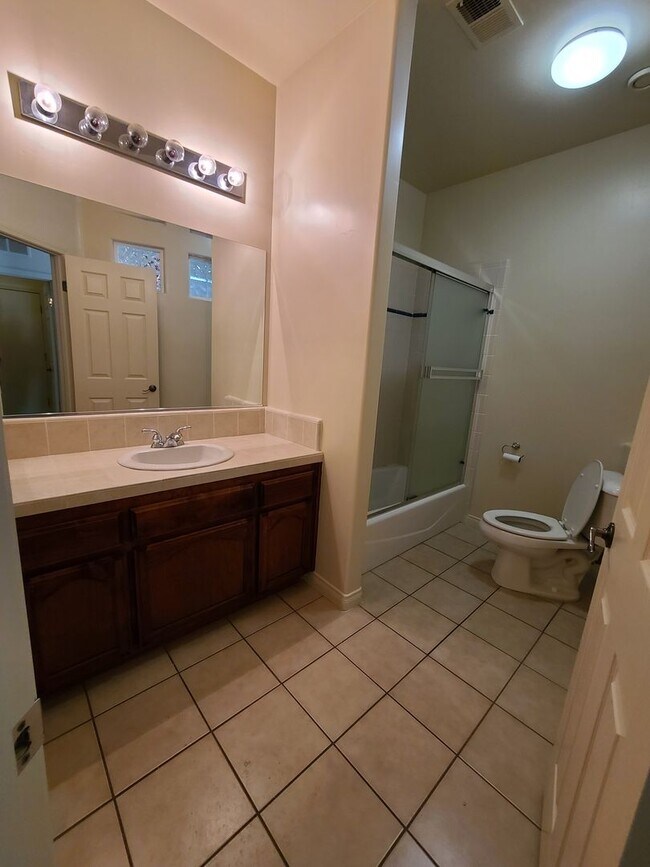 Building Photo - 4/2 bathroom located close to schools, sho...