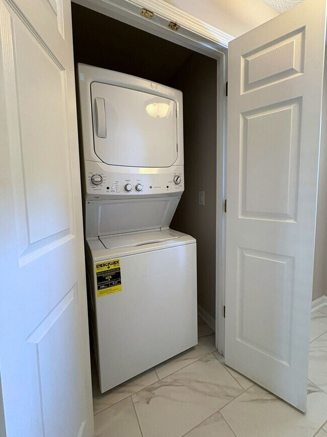 Building Photo - Donahue Crossing Condominiums #1409