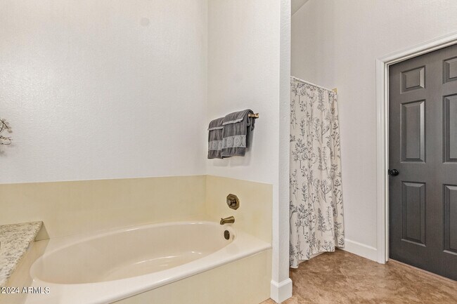 Building Photo - 2555 N Tamarisk St